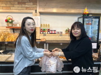 [사진]동두천시 불현동 거북이과자점, 소외계층 가정에 빵 후원