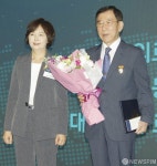 [사진] 대통령상 수상 한 안병산 동방의료기 대표이사