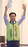[사진] 손 흔드는 이상덕 한국교총 회장 후보자