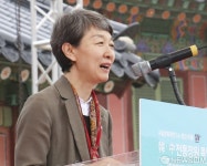 [사진] 한·중 전통정원 특별사진전 개막행사 찾은 정재숙 청장