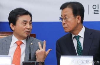 [사진] 대화 나누는 원혜영 의장-안규백 위원장
