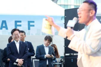 대중에 모습 드러낸 이재명 지사…수원서 정책홍보 참가