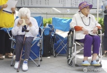 [사진] 눈물 훔치는 이옥순 할머니