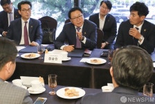 [사진] 업무협약식서 대화 나누는 정승인 대표이사