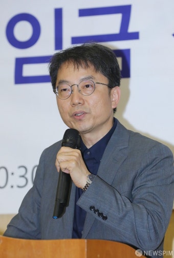 [사진] 인사말 하는 박준식 최저임금위원장