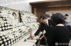 [사진] 헌화하는 차남 김홍업 전 의원과 유가족