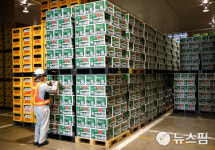[사진] 창고를 꽉 채운 기린과 하이네켄 맥주