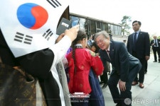 [사진] 어린이와  인사하는 문대통령