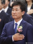 [사진] 박종문 신임 헌법재판소 사무처장의 국민의례