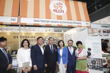 [사진] 시식 후 기념촬영하는 이개호 장관