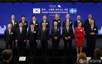 [사진] 한-스웨덴 비즈니스 서밋 참석자와 기념촬영하는 문대통령