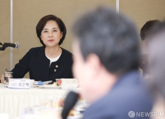 [사진] 서울소재대학총장들 발언, 경청하는 유은혜 사회부총리