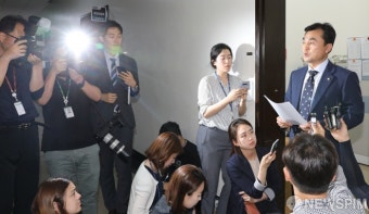 [사진] 브리핑하는 안규백 위원장