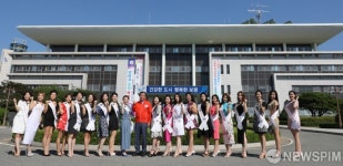 [사진] 미시즈 유니버스-김동일 보령시장 보령시 화이팅!