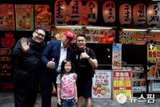[사진] G20 앞두고 일본에 등장한 김정은과 트럼프 '닮은꼴'