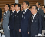 [사진] 애국가 제창하는 문희상-이병구-손학규