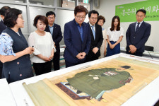  정조대왕 매제 정재화 유물 수원시 기증...염태영 희귀사료 기증 감사