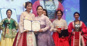 [사진] 민족의상 상 수여하는 박선정 우리옷 백제 by 박선정한복 원장