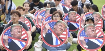 [사진] 트럼프 규탄 피켓 든 집회 참가자들