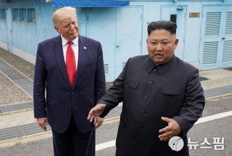[사진] DMZ 내 판문점에서 만난 트럼프-김정은