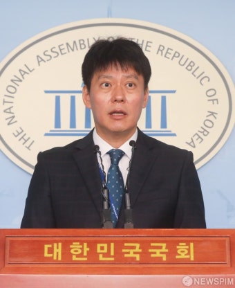 [사진] 브리핑하는 한민수 국회 대변인