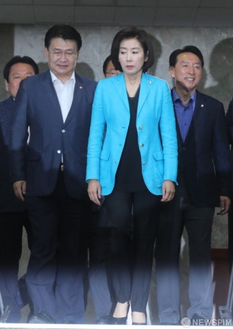 국민의힘 의원총회, 탄핵안 설명 후 찬성표 투표 참여 요청 현황 확인