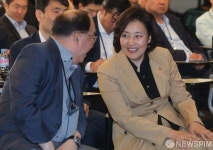 [사진] 대화 나누는 박영선 장관-권오섭 대표이사