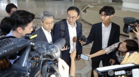 [사진] 질문에 답변하는 전찬수 산업부 무역안보과장
