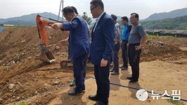 [사진]가뭄에 목타는 운천4리 방문한 이철휘 민주당 지역위원장