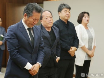 정청래, 고 노무현 묘역에서 눈물.. 박 의원에 내부공격 중단 호소에 감격의 눈물
