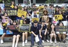 [사진] 평화의 소녀상과 기념촬영 하는 중흥고 학생들