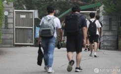 [사진] 등교하는 경문고등학교 학생들