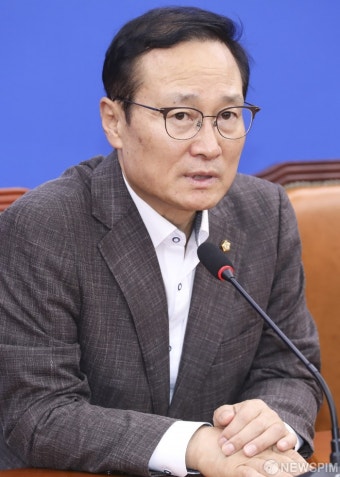 [사진] 답변하는 홍영표 정개특위 위원장 내정자