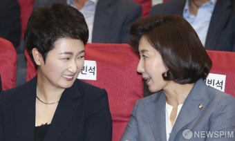 [사진] 이언주 의원 출판 리셉션 참석한 나경원 원내대표