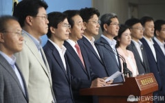 [사진] 동료 의원들과 함께 자리한 김성태