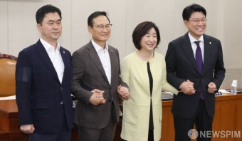 [사진] 기념촬영하는 김종민-홍영표-심상정-장제원