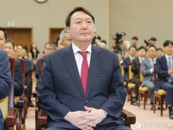 [사진] 취임식 자리한 윤석열 검찰총장