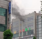 충남 천안 도심 사우나 화재…인부 1명 연기흡입