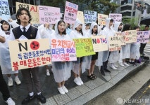 [사진] 일본대사관 앞서 경제보복 규탄 나선 의정부 고등학생들