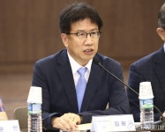 [사진] 전파법 개정 공개토론회 좌장 맡은 김용규 교수