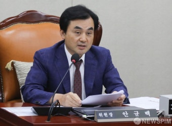 [사진] 발언하는 안규백 위원장