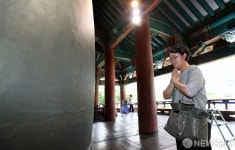 [사진] 대학 합격을 바라는 엄마의 기도