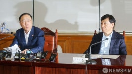 [사진] 발언하는 홍남기 부총리