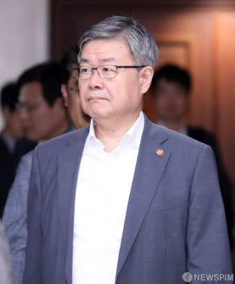 [사진] 국정현안점검조정회의 참석하는 이재갑 장관