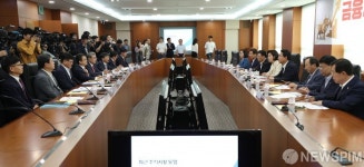 [사진] 자유한국당, 금융시장 점검 현장간담회