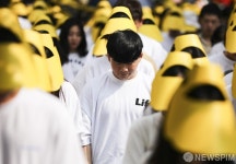 [사진] 묵념하는 특수교육 전공자들