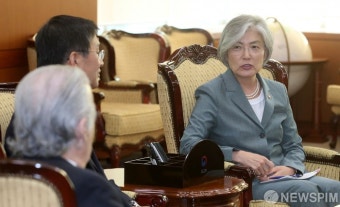 [사진] 백진현 소장-재판관들과 면담하는 강경화 장관