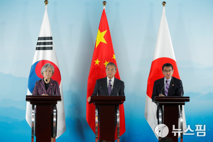 한국 외교부장과 중국 왕, 미중 무역 분쟁 논의 - 강경화·왕이, 협력 강화 논의