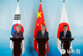한국 외교부장과 중국 왕, 미중 무역 분쟁 논의 - 강경화·왕이, 협력 강화 논의