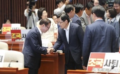 [사진] 의원총회 참석 하는 황교안 대표